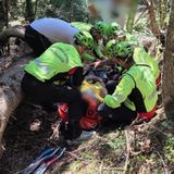 Una donna sbatte la schiena, due bikers nel greto del torrente: domenica di soccorsi in Altopiano