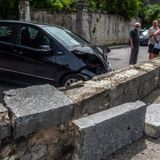 Prosegue dritta allo stop e si schianta sul muretto: morta la storica farmacista del paese