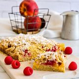 Sbriciolata alle pesche e lamponi senza glutine: dolce estivo facile e friabile