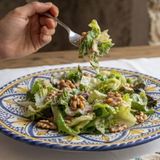 Insalata croccante con salsa cremosa e noci