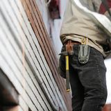 Muro demolito a colpi di trapano per ripicca da un operaio edile: “non mi ha pagato”