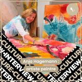 Tableaux, vases, foulards… une artiste aux multiples facettes