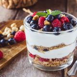Cheesecake in Tazza ai Frutti di Bosco: Senza Zuccheri Aggiunti, Senza Cottura e Pronta in 5 Minuti