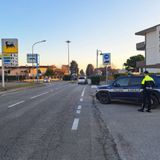 Automobilista investe un ciclista, che rimane ferito, e scappa. Poi si presenta dalla “locale”