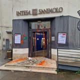 Due attivisti pro-Pal condannati a tre mesi (convertiti in multa) per l’imbrattamento di Banca Intesa