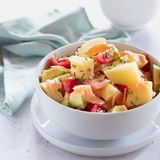 Insalata di patate con avocado e salmone