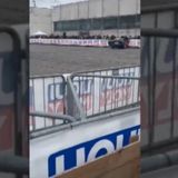 Stuntman perde il controllo dell’auto e si schianta sugli spettatori: 14 feriti in fiera a Verona