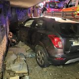 Auto “balza” giù dalla carreggiata e s’incastra tra abitazione e fondo stradale