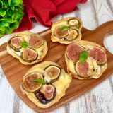 Mini tarte tatin di fichi, brie e prosciutto crudo in friggitrice ad aria