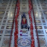 San Pietro, oltre 250mila persone hanno reso omaggio a Francesco. Il giorno dei funerali