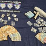 Droga in casa di cinque coinquilini. Tre i sospetti pusher indagati, nessuno in cella