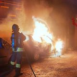 Auto in sosta va a fuoco sotto la palazzina. Evacuazione temporanea per i condomini