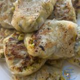 Involtini di carta di riso croccanti con zucchine in padella