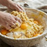 Come sostituire le uova in cucina: alternative vegetali per dolci e impasti