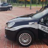 Esce di strada con l’auto e aggredisce gli agenti di polizia locale: arrestato un 44enne