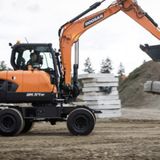 Ascolta la news: Nuovo escavatore gommato Doosan Stage V DX57W-7