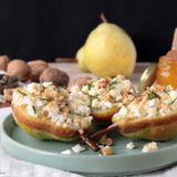 Pere caramellate con feta, noci e miele