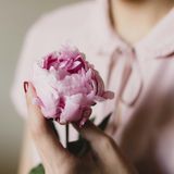 Marzo “rosa” per parlare (e ascoltare) di donne tra poesia, teatro, gaming e un pizzico di ironia