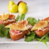 Crostini fichi e gorgonzola: bruschette con speck e noci