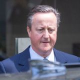 Cameron a sorpresa a Kiev incontra Zelensky: “continueremo a darvi sostegno”