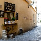 Il Fenster Café di Vienna il caffè servito da una finestra che ha conquistato l’Europa
