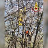 Resta impigliata fra i rami di un albero col parapendio: illesa una donna