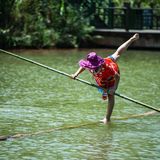 Du Zhu Piao l’arte millenaria cinese di navigare in equilibrio su un bambù