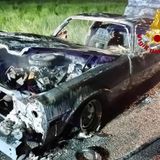 Camaro d’epoca prende fuoco in autostrada: salvi i due uomini a bordo, auto devastata