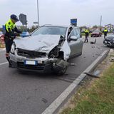 Violento scontro all’incrocio: tre feriti