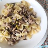 Pasta con salsiccia piselli e funghi