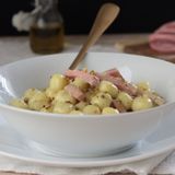 Gnocchi con pesto di pistacchio, mortadella e burrata