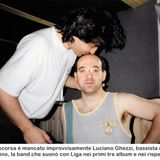 Luciano Ligabue e il suo ricordo di Luciano Ghezzi, il suo storico bassista scomparso il 2 ottobre. Parliamo poi di Urlando Contro il Cielo.