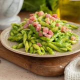 Pasta con pesto di cime di rapa e pancetta