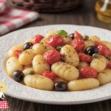 Gnocchi con pomodorini olive e capperi
