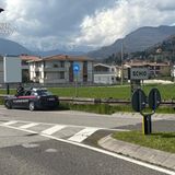 In casa aveva pistole, munizioni e pure una baionetta: arrestato presunto stalker 53enne