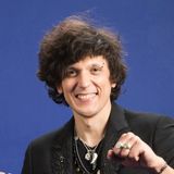 Ermal Meta, conduttore del Concerto del 1° Maggio a Roma, vanta una carriera ricca di successi, come la vittoria a Sanremo nel 2018 con Moro