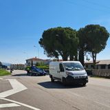 Anziano investito da un furgone lungo la provinciale: soccorso dalla donna alla guida