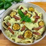 Pasta al pesto di limoni e zucchine con guanciale