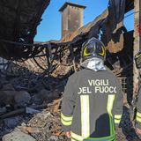Incendio alla Mendeleev: rimasti in piedi solo i muri. Cessato allarme per l’aria