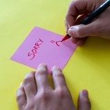 Come chiedere scusa: 7 frasi sincere per ricostruire un legame