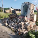 Il camion abbatte il capitello votivo: la statua della Madonna rimane intatta