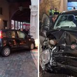 Donna perde il controllo dell’auto e si schianta contro l’arco del Ponte degli Alpini