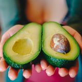 L’Avocado come Alleato dell’Assimilazione Nutritiva: Scienza, Cucina e Consigli Pratici