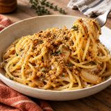Pasta con cipolle e acciughe: cremosa e con pangrattato croccante
