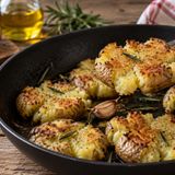 Patate lesse schiacciate in padella: dorate fuori e morbide dentro