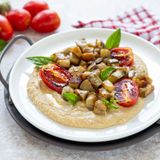 Hummus con melanzane e pomodori arrostiti