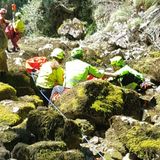 Si tuffa dalla cascata e sbatte contro la roccia: ferito 19enne