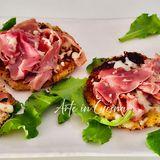 Pizzette di patate schiacciate con prosciutto e formaggio