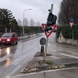 Colpisce il semaforo e tenta la fuga, ma l’auto si guasta. E i testimoni lo “incastrano”