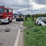 Frontale auto contro il camion dei rifiuti, interviene l’elicottero